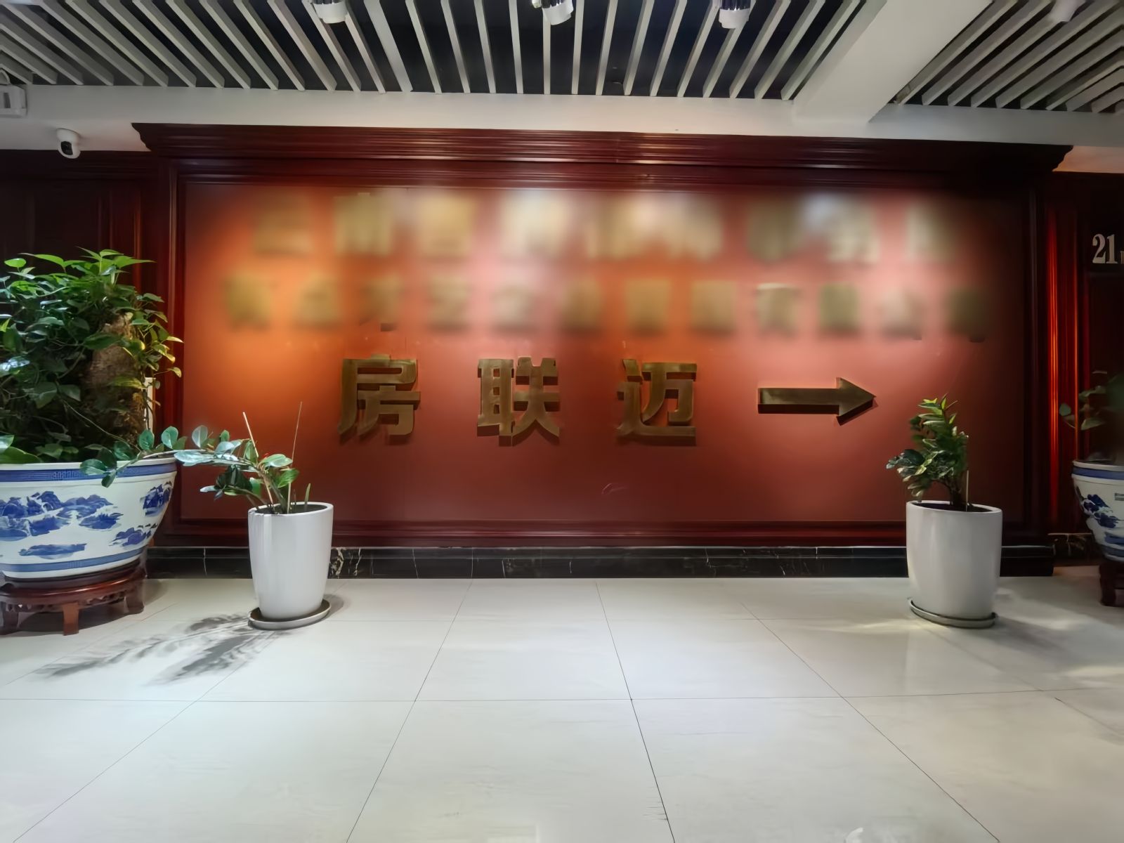 公司形象墙，入口墙面为品牌立体标识