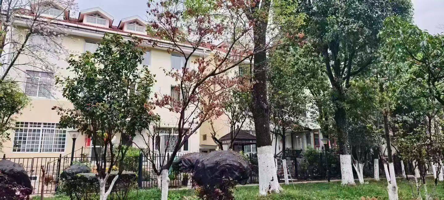 西山区 春涛花园 5室2厅3卫 191㎡ 朝南 精装 13800元/月 - 图片1